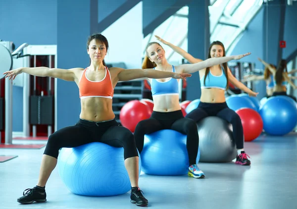 Skupina lidí ve třídě Pilates v tělocvičně — Stock fotografie