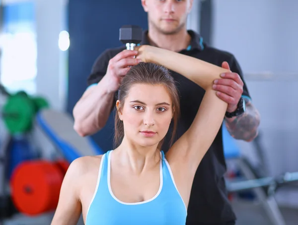 Güzel bir kadın onu antrenörü ile egzersiz jimnastik salonu — Stok fotoğraf