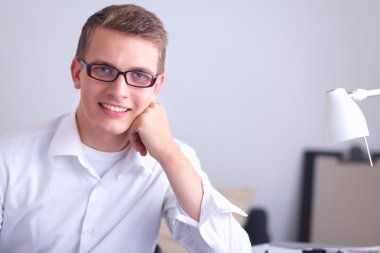 Genç işadamı ofis Resepsiyon duran, çalışma