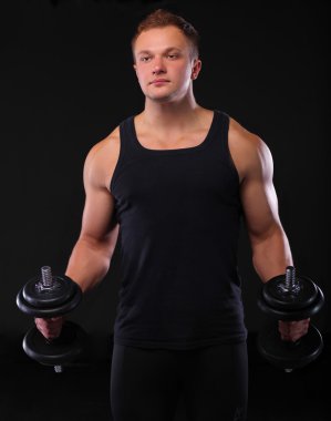 yakışıklı kaslı adam dumbell ile çalışma dışarı