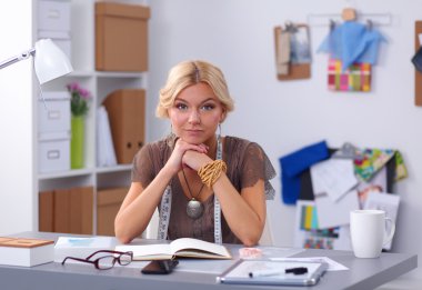 Stüdyoda çalışan genç moda tasarımcısı.