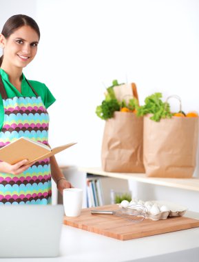 Kadın mutfakta pasta yapıyor.