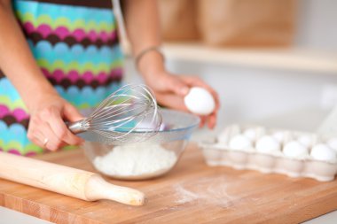 Kadın mutfakta pasta yapıyor.