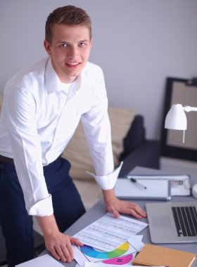 Genç işadamı ofis Resepsiyon duran, çalışma