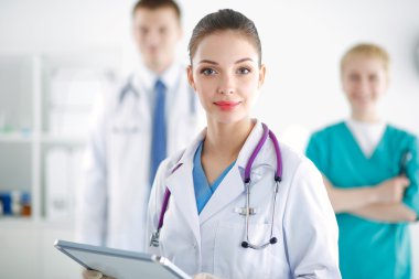 Kadın doktor hastanede dosyayla bekliyor.