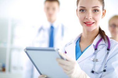 Kadın doktor hastanede dosyayla bekliyor.