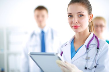 Kadın doktor hastanede dosyayla bekliyor.