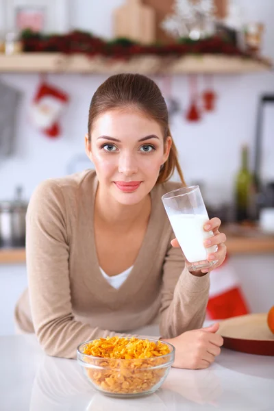 Usmívající se atraktivní žena se snídaní v kuchyni interiér — Stock fotografie