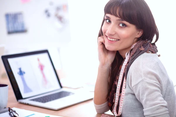 Retrato de designer de moda feminina atraente sentado na mesa de escritório — Fotografia de Stock