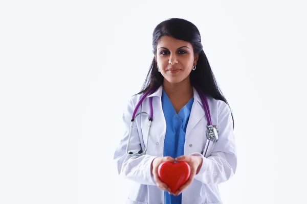 Médecin avec stéthoscope tenant le cœur, isolé sur fond blanc — Photo