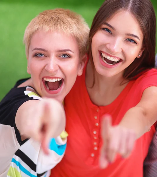 Trois filles heureuses pointant du doigt votre choix — Photo