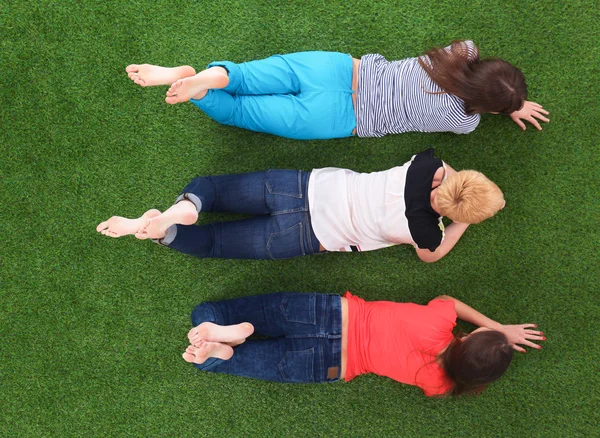 Jeunes femmes allongées sur l'herbe verte — Photo