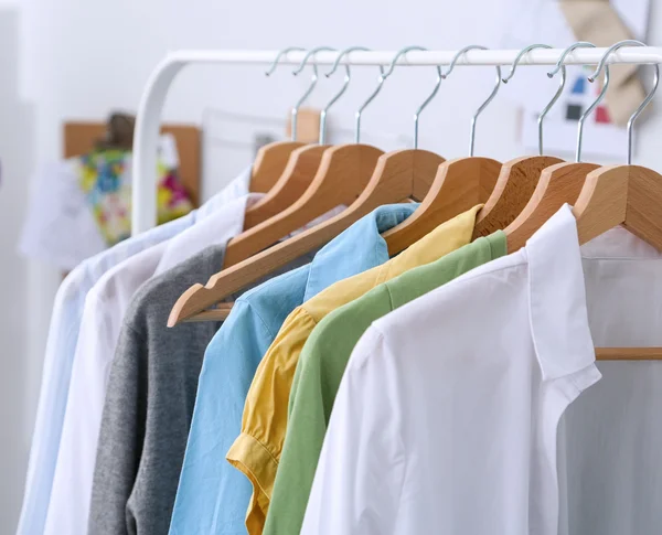 Ropa colgada en un estante en la tienda de ropa de diseño —  Fotos de Stock