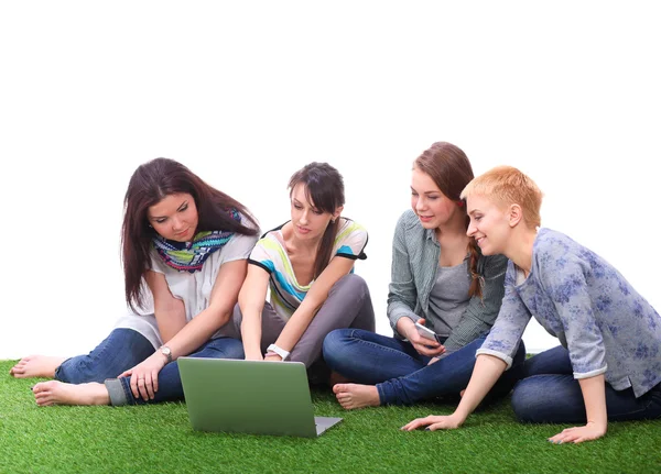 Gruppe junger Studenten benutzt gemeinsam Laptop — Stockfoto