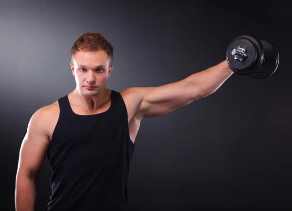 Hombre musculoso guapo haciendo ejercicio con pesas — Foto de Stock