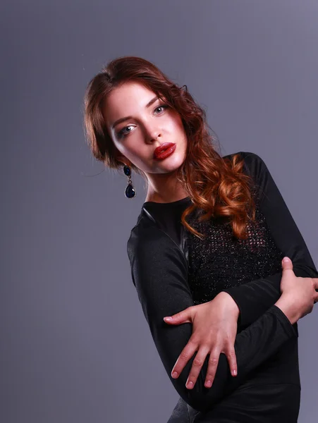 Retrato de hermosa mujer morena en vestido negro — Foto de Stock