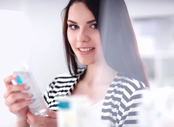 Beautiful young woman in shop — Stock Photo, Image