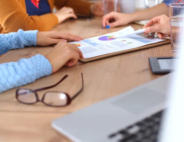 Gente de negocios sentada y discutiendo en la reunión de negocios, en la oficina — Foto de Stock