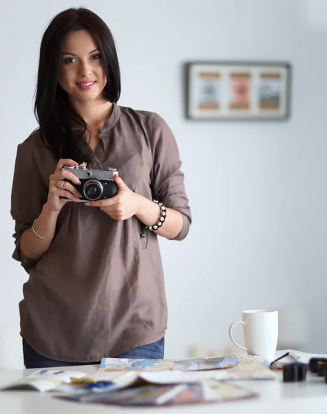 Mujer sentada en un sofá en su casa con cámara — Foto de Stock