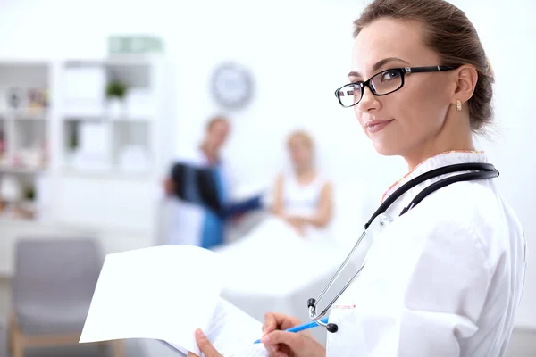 Vrouwelijke dokter in het ziekenhuis — Stockfoto