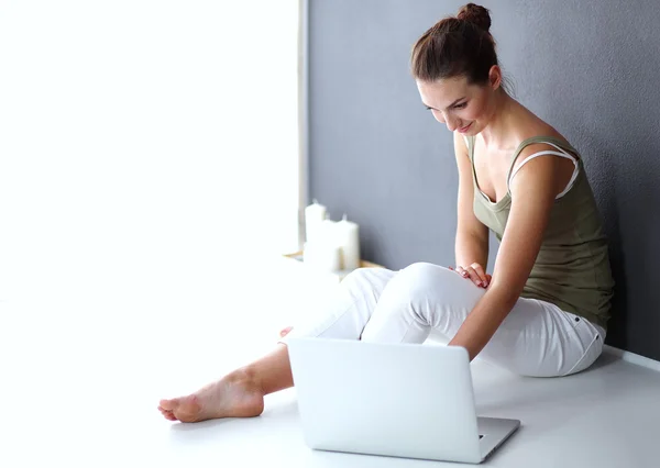 Attractive caucasian girl sitting on floor — Stock Photo, Image