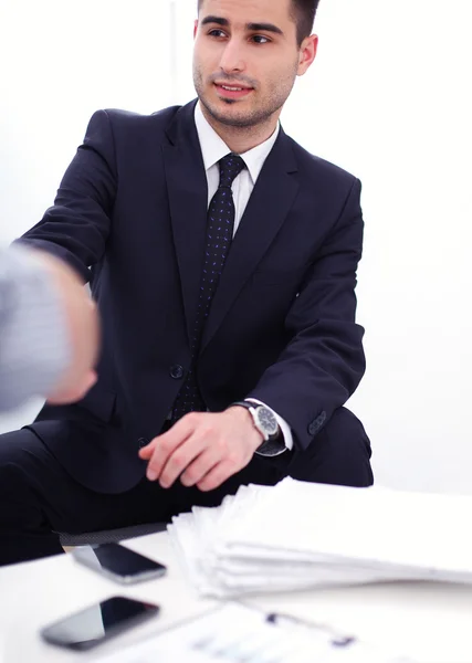 Dos hombres de negocios dándose la mano — Foto de Stock