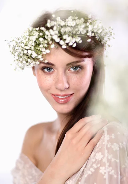 Porträt einer schönen Frau mit Blumen im Haar — Stockfoto