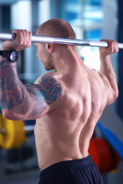 Bodybuilder με barbell στο γυμναστήριο — Φωτογραφία Αρχείου