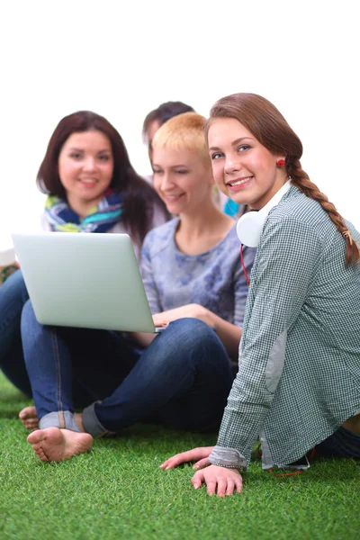 Группа молодых студентов, использующих ноутбук вместе — стоковое фото