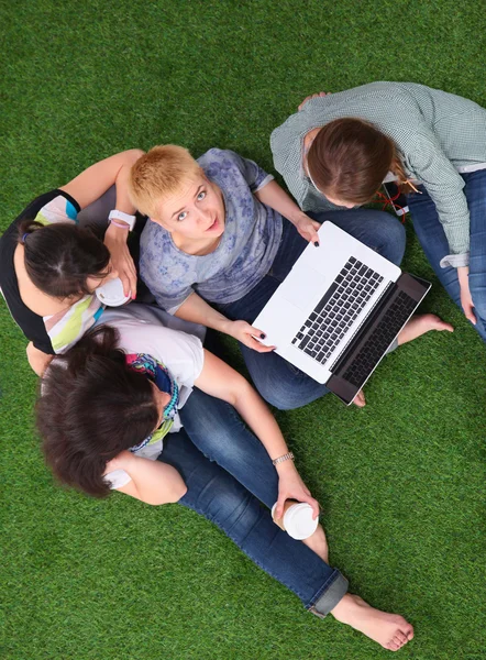 Grupo de jóvenes estudiantes que utilizan el ordenador portátil juntos —  Fotos de Stock