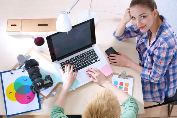 Duas mulheres fotógrafa sentado na mesa com laptop — Fotografia de Stock