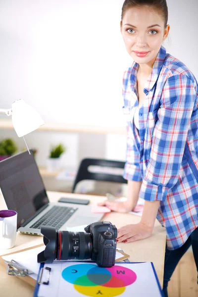 Fotógrafa sentada en el escritorio con portátil —  Fotos de Stock