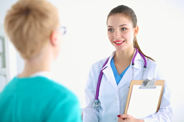 Woman doctor standing with folder at hospital — Stock Photo, Image