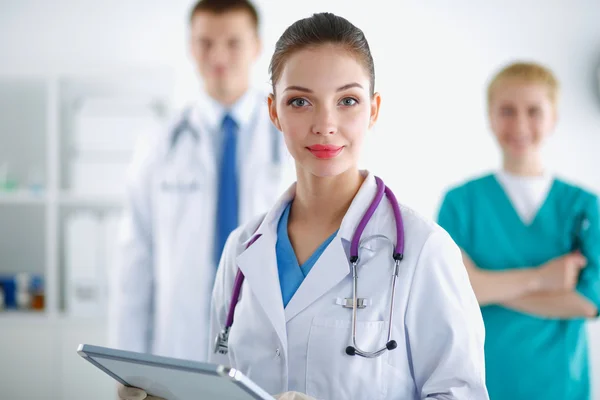 Ärztin steht mit Ordner im Krankenhaus Stockfoto