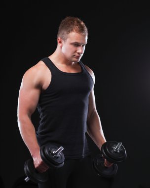 yakışıklı kaslı adam dumbell ile çalışma dışarı