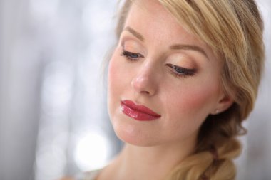 güzel sarışın genç kadın örgü saç modeli ile