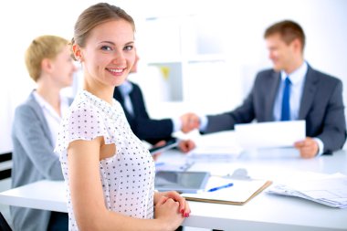 İş adamları el sıkışıyor, toplantıyı bitiriyor.