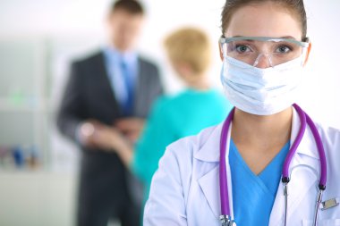 Kadın doktor hastanede dosyayla bekliyor. 