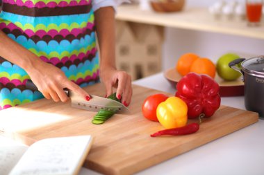 Mutfakta Sebze Kesen Genç Kadın