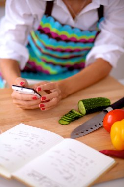 Mutfakta Sebze Kesen Genç Kadın