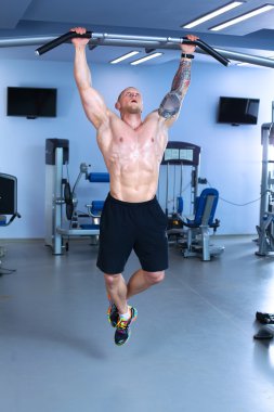 Spor salonunda egzersiz eğitim genç adam