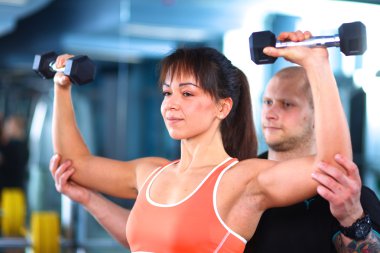 güzel bir kadın onu antrenörü ile egzersiz jimnastik salonu