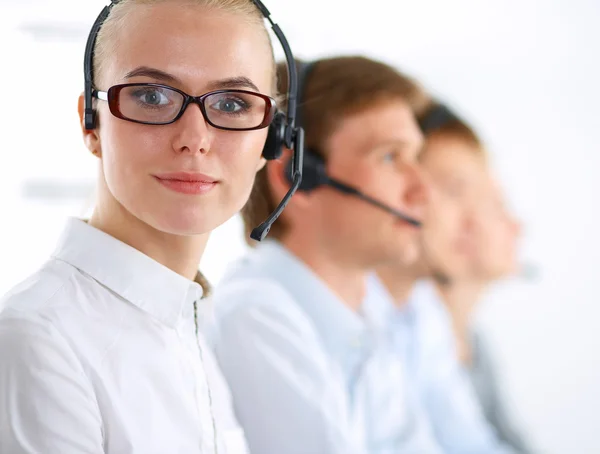 Atractivos jóvenes empresarios y colegas positivos en una oficina de call center — Foto de Stock