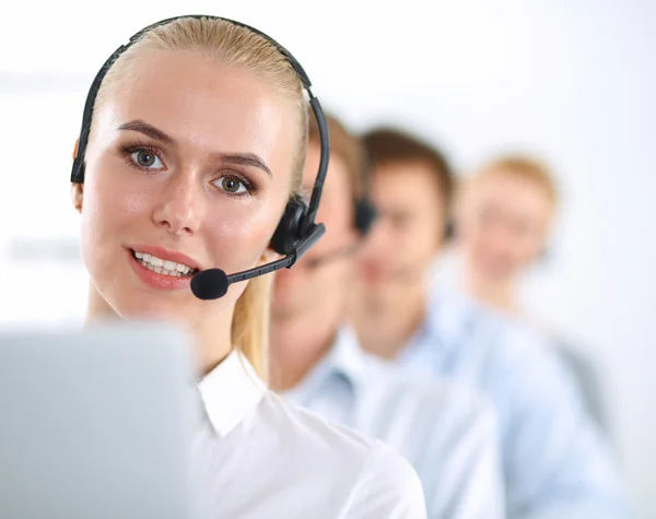 Aantrekkelijke jonge ondernemers en collega 's in een callcenter — Stockfoto