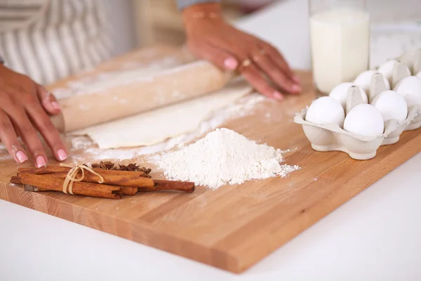 Frau backt Kuchen in der Küche — Stockfoto