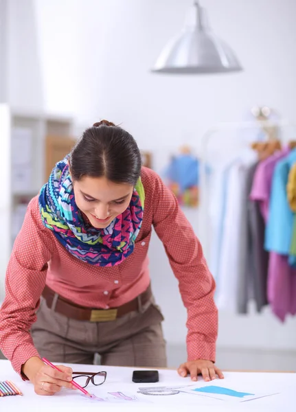 Jovem designer de moda trabalhando no estúdio. — Fotografia de Stock