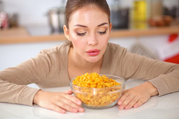 Sorridente donna attraente che fa colazione in cucina interna — Foto Stock