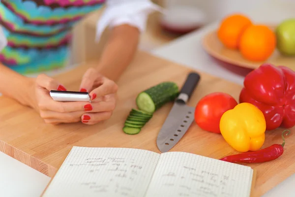 Leende ung kvinna förbereda sallad i köket — Stockfoto