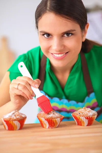 Kadın mutfakta pasta yapıyor. — Stok fotoğraf