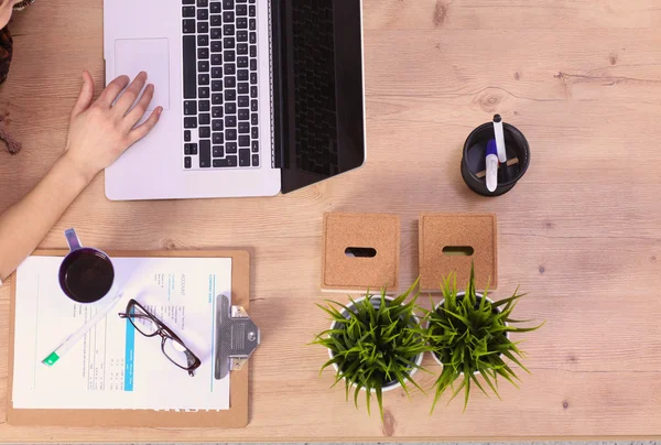 Portrait of  woman sitting at  desk with a laptop — Stock Photo, Image